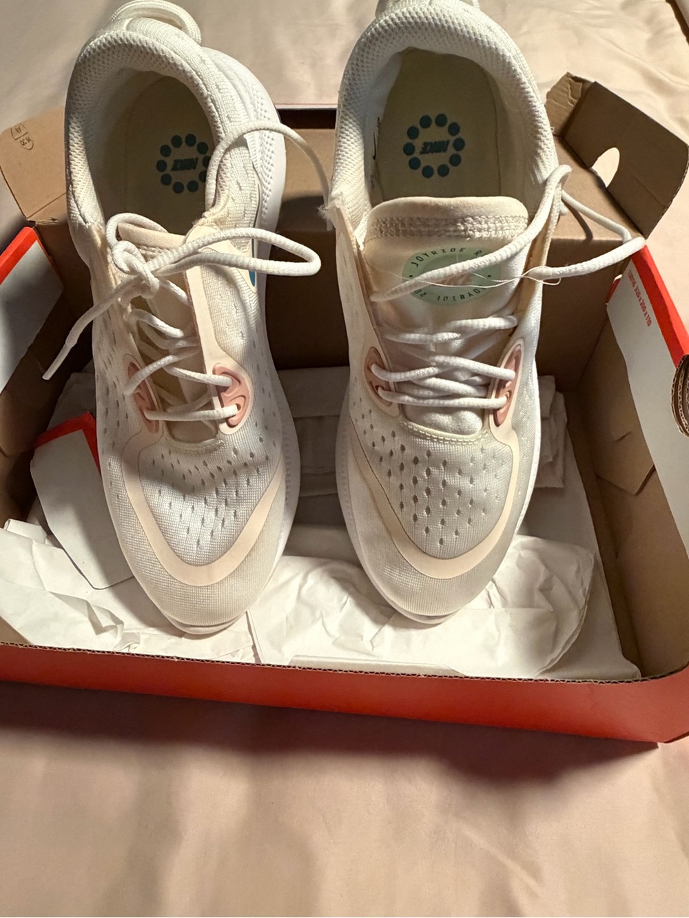 Nike WMNS Quest 3 Sneakers in White and Pale Pink